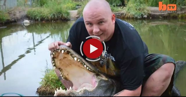 Man Wrestles 10ft Alligator