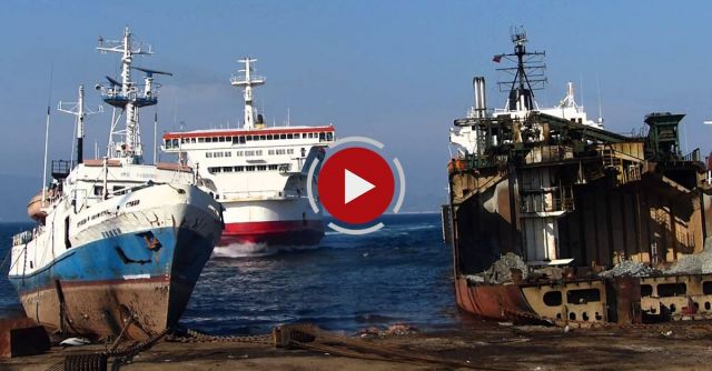 Giant Cruise Liner ‘Parks’ In Between Two Ships On The Coast