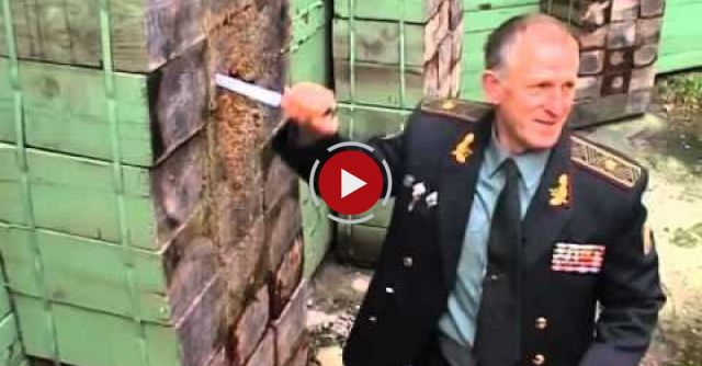  Russian Ex-Spetsnaz Throwing Two Knives At Once 